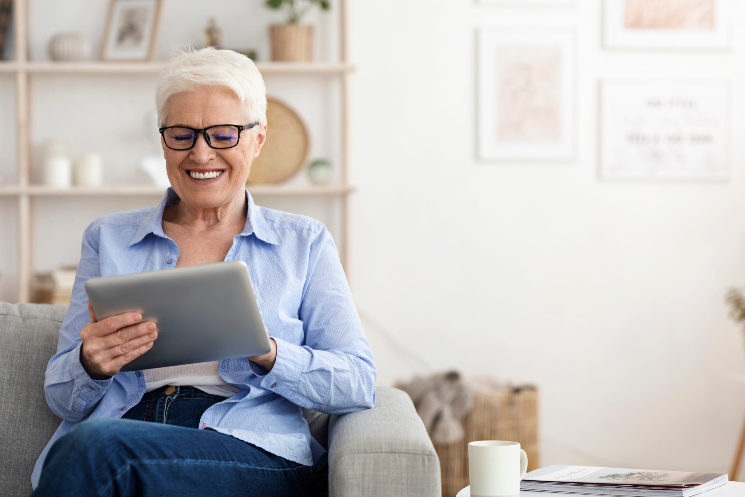 A donor is reading a communication from an organization she gives to that understands the key elements of donor relationships.